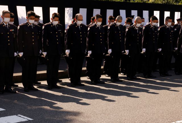 아베 신조 전 일본 총리의 국장을 하루 앞두고 일본 됴코의 부도칸에서 자위대원들이 예행 연습을 진행하고 있다. 연합뉴스