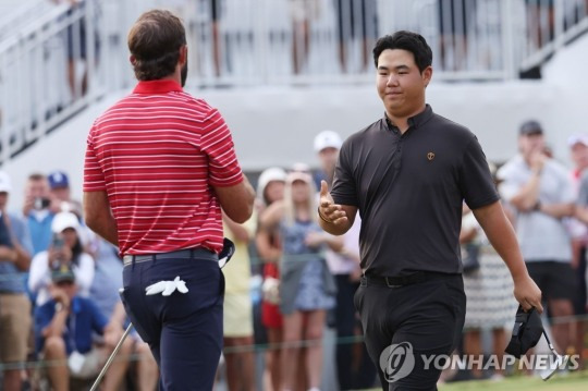 싱글 매치플레이에서 미국의 호마에게 1홀 차로 패한 김주형(오른쪽)[AFP=연합뉴스]