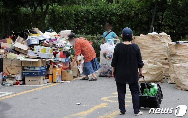 추석 연휴 다음 날인 13일 서울 시내 한 아파트 단지 내 분리수거장에서 시민들이 연휴 기간 가정에서 사용 후 배출된 재활용 쓰레기를 배출하고 있다. /사진=뉴스1