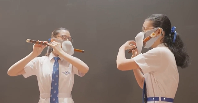 10월1일 중국 국경절을 앞두고 홍콩 당국이 공개한 영상에 이중 마스크를 쓴 플루트 연주자들이 등장했다./사진=트위터