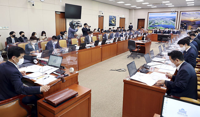 김민기 국회 국토교통위원회 위원장이 지난 23일 국회에서 열린 국토위 전체회의를 주재하고 있다. 공동취재사진