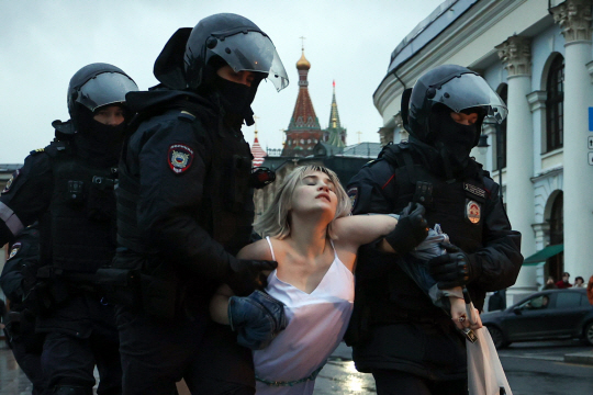 지난 24일(현지시간) 러시아 모스크바에서 경찰이 우크라이나 전쟁에 관한 예비군 동원령에 반대하는 집회에 참석한 시위자를 연행하고 있다. 타스·연합뉴스