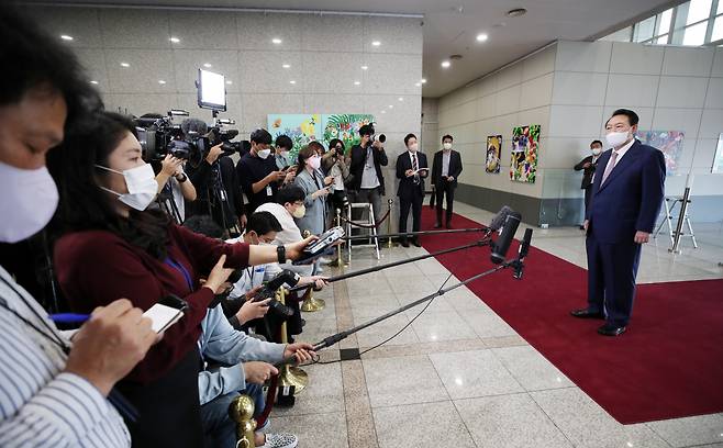 영국·미국·캐나다 순방을 마치고 귀국한 윤석열 대통령이 26일 오전 서울 용산 대통령실 청사로 출근하며 취재진의 질문에 답하고 있다. [연합]