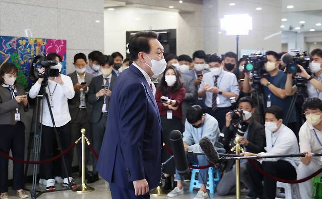 영국·미국·캐나다 순방을 마치고 귀국한 윤석열 대통령이 26일 오전 서울 용산 대통령실 청사로 출근, 기자들과 질의응답을 마친 뒤 집무실로 향하고 있다. [연합]