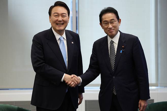 [뉴욕=뉴시스] 홍효식 기자 = 윤석열 대통령이 지난 21일(현지시간) 뉴욕 유엔 총회장 인근 한 콘퍼런스 빌딩에서 기시다 후미오 일본 총리와 한일 정상 약식회담에 앞서 악수하고 있다. 2022.09.22. yesphoto@newsis.com