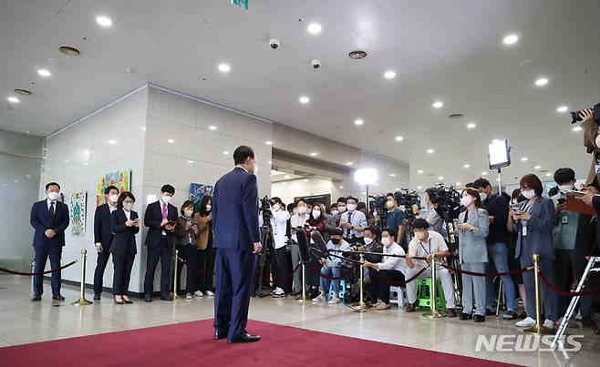 [서울=뉴시스] 전신 기자 = 윤석열 대통령이 26일 서울 용산 대통령실 청사로 출근하며 취재진 질문에 답변하고 있다. (대통령실통신사진기자단) 2022.09.26. photo1006@newsis.com