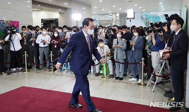 [서울=뉴시스] 전신 기자 = 윤석열 대통령이 26일 서울 용산 대통령실 청사로 출근하며 취재진 질문에 답변한 후 집무실로 향하고 있다. (대통령실통신사진기자단) 2022.09.26. photo1006@newsis.com