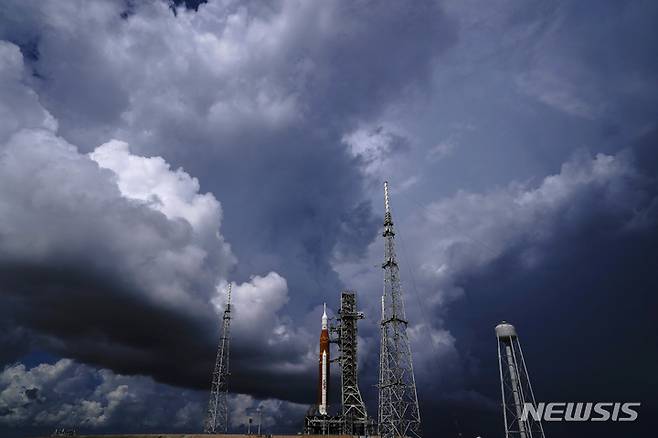 [케이프커내버럴=AP/뉴시스]미국 플로리다주 케이프커내버럴 케네디우주센터에 있는 39B 발사대에 '아르테미스 1호' 로켓이 설치되어 있다. 2022.09.02