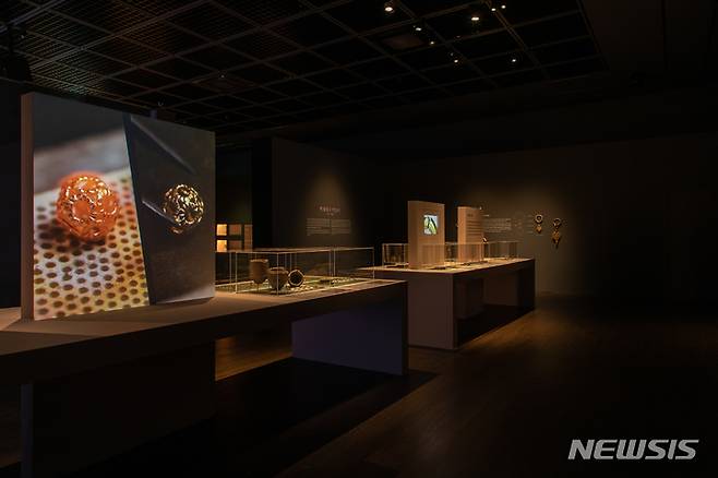 [서울=뉴시스] '백제 귀엣-고리, 자세히 보아야 예쁘다' 전시장 사진. (사진=국립공주박물관 제공) 2022.09.26. photo@newsis.com *재판매 및 DB 금지