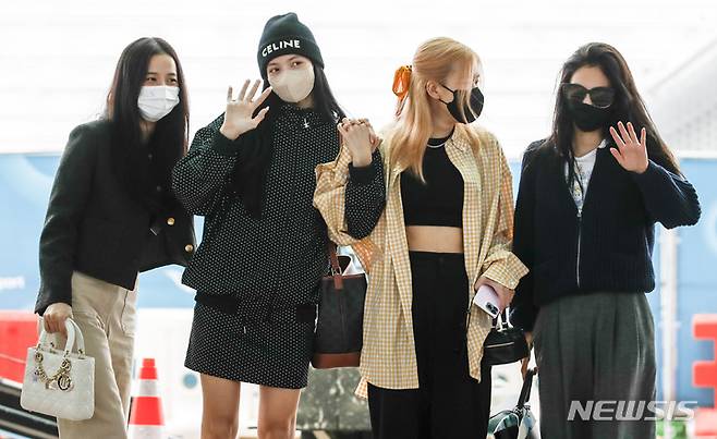 [인천공항=뉴시스] 정병혁 기자 = 그룹 블랙핑크가 15일 오후 인천국제공항에서 미국 로스앤젤레스로 출국하기 위해 출국장으로 들어서고 있다. 2022.09.15. jhope@newsis.com
