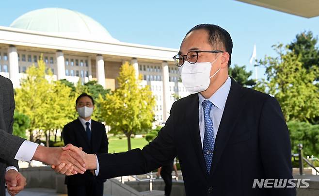 [서울=뉴시스] 전진환 기자 = 이원석 검찰총장이 지난 21일 서울 여의도 국회 의원회관으로 들어가고 있다. 이 총장은 법사위 등을 방문할 예정이다. (공동취재사진) 2022.09.21.  photo@newsis.com