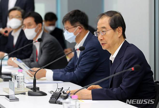 [인천=뉴시스] 배훈식 기자 = 한덕수 국무총리가 26일 오후 인천 연수구 헨켈코리아 송도공장에서 열린 외국인투자기업 투자애로 현장간담회에 참석해 발어낳고 있다. 2022.09.26. dahora83@newsis.com