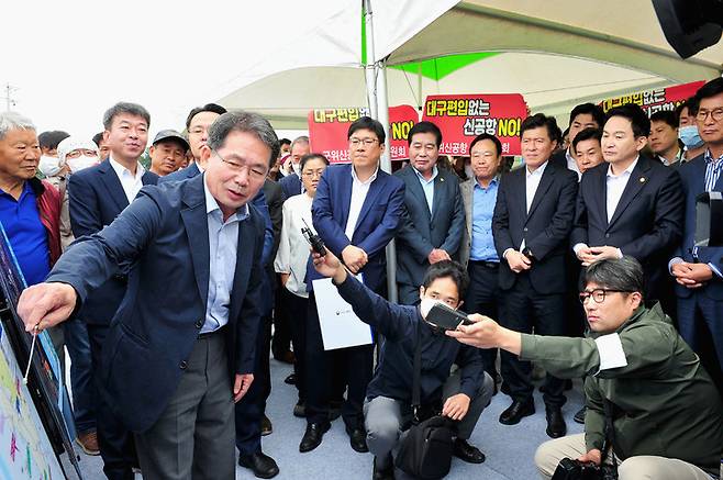 김진열 군위군수가 원희룡 국토교통부 장관에게 대구경북 통합신공항 관련 브리핑하며 교통망 확충을 요청하고 있다. (사진=군위군 제공) *재판매 및 DB 금지