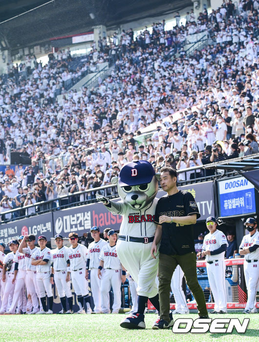 [OSEN=잠실,박준형 기자]5회말 클리닝 타임때 진행된 KBO 레전드 40인 시상식에서 레전드로 선정된 김동주가 팬들 응원을 받으며 등장하고 있다. 2022.09.25 / soul1014@osen.co.kr