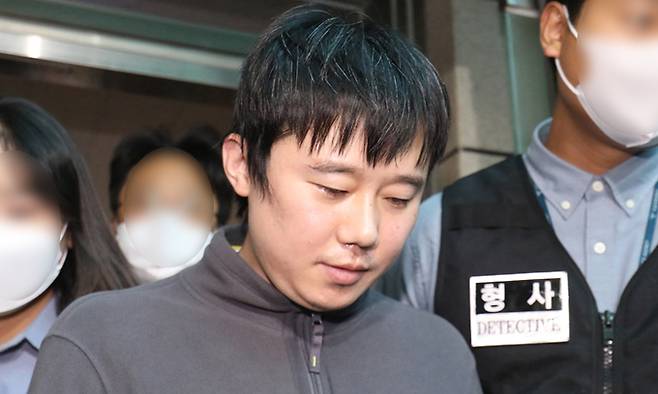 지난 21일 신당역 살해 피의자 전주환이 남대문경찰서에서 검찰로 이송되고 있다. 경찰은 신당역 여자 화장실에서 스토킹하던 20대 여성 역무원을 살해한 혐의로 구속한 전주환을 검찰로 송치했다. 공동취재사진