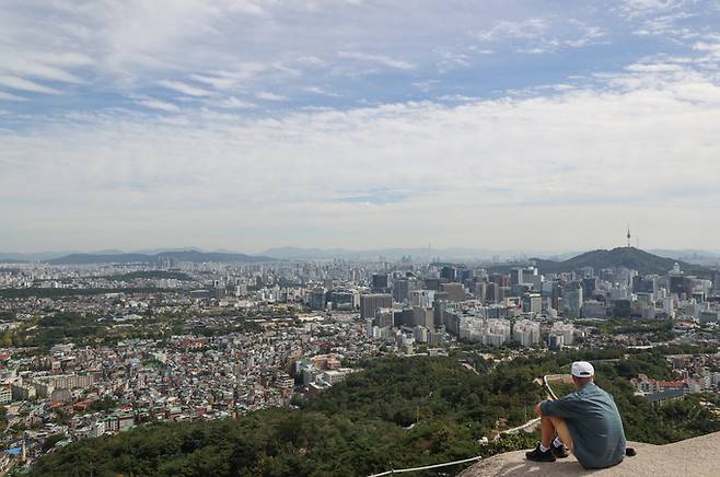 26일 오후 서울 인왕산 산책로에서 시민들이 가을 정취를 만끽하고 있다. 연합뉴스