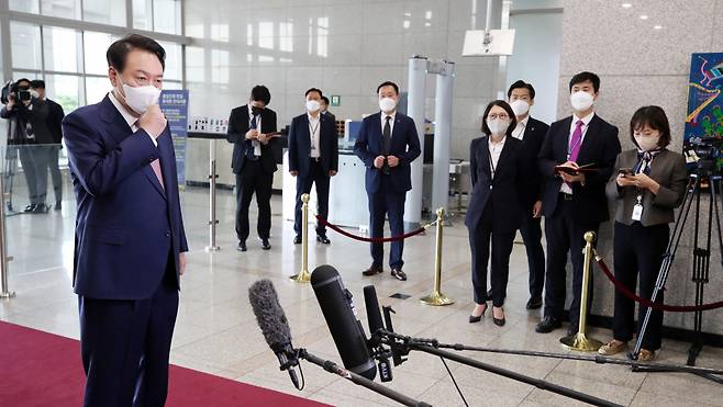 영국ㆍ미국ㆍ캐나다 순방을 마치고 귀국한 윤석열 대통령이 26일 오전 서울 용산 대통령실 청사로 출근하며 취재진의 질문에 답하고 있다. ⓒ연합뉴스