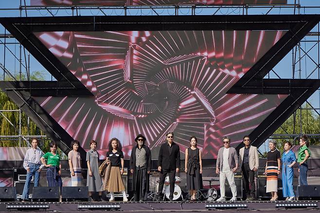 시니어 모델들로 구성된 ‘파파나나’가 2022 구로 G페스티벌에서 열린 패션쇼에 참여했다. 파파나나 제공.
