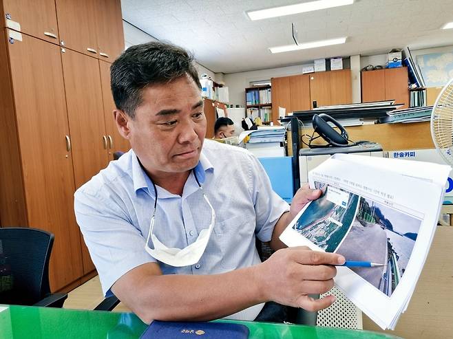 강태병 남해군 건설교통과 도로팀장 (남해=연합뉴스) 지성호 기자 = 26일 강태병 남해군 건설교통과 도로팀장이 추락사고발생 위험이 큰 마을 진입로 등을 설명하고 있다. 2022.9.26 shchi@yna.co.kr (끝)