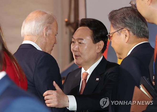 윤석열 대통령, 바이든 대통령과 대화 [연합뉴스 자료사진]