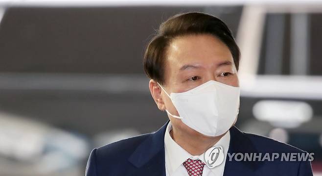 출근하는 윤석열 대통령 (서울=연합뉴스) 안정원 기자 = 영국ㆍ미국ㆍ캐나다 순방을 마치고 귀국한 윤석열 대통령이 26일 오전 서울 용산 대통령실 청사로 출근하고 있다. 2022.9.26 jeong@yna.co.kr