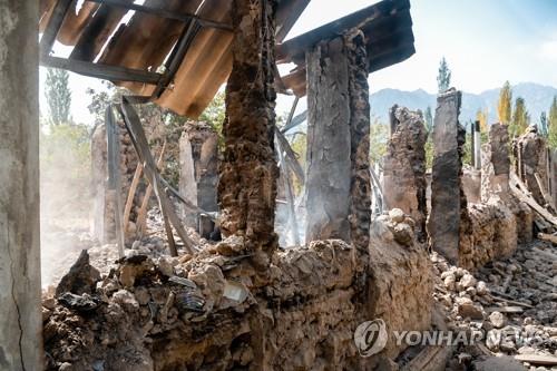 포격 피해가 난 키르기스 바트켄주 한 주택 [타스 연합뉴스 자료사진. 재판매 및 DB 금지]