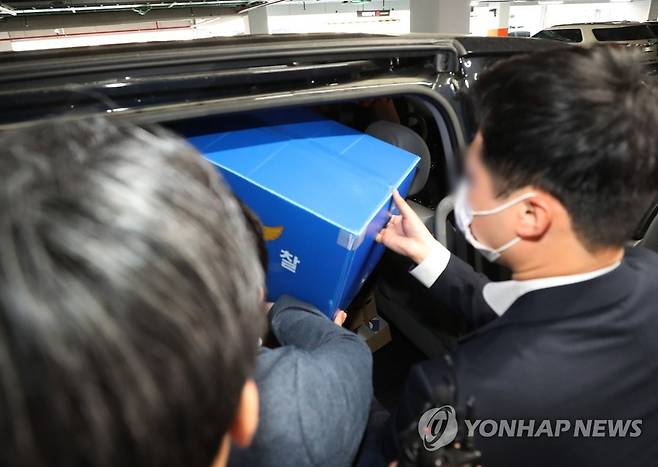 '후원금 의혹' 성남FC 압수수색 마친 경찰 (성남=연합뉴스) 홍기원 기자 = 더불어민주당 대선 후보였던 이재명 전 경기지사의 '성남FC 후원금 의혹'을 수사해 온 경찰이 17일 오후 경기도 성남시 분당구 성남FC 사무실을 압수 수색한 후 압수품을 옮기고 있다. 2022.5.17 [공동취재] xanadu@yna.co.kr