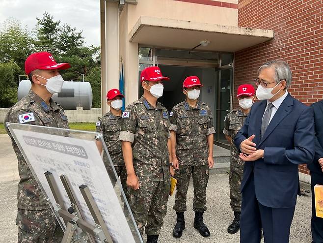 공군 신병교육대대 현황 설명 듣는 박찬운 군인권보호관(오른쪽) [인권위 제공]