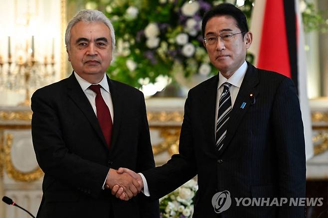 아베 전 총리 국장 조문온 IEA 사무총장 맞는 기시다 日 총리 (도쿄 AFP=연합뉴스) 아베 신조 전 일본 총리의 국장을 하루 앞둔 26일 도쿄 아카사카궁 영빈관에서 기시다 후미오 일본 총리(오른쪽)가 조문을 위해 방문한 파티 비롤 국제에너지기구(IEA) 사무총장과 악수하고 있다. 아베 전 총리의 국장은 27일 도쿄 부도칸에서 진행된다. 2022.9.26 alo95@yna.co.kr