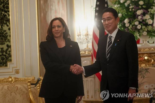 악수하는 해리스 미 부통령과 기시다 일본 총리 (도쿄 AFP=연합뉴스) 26일(현지시간) 일본을 방문한 카멀라 해리스 미국 부통령이 도쿄의 아카사카궁 영빈관에서 기시다 후미오 일본 총리를 만나 악수를 하고 있다. 2022.09.26 jsmoon@yna.co.kr