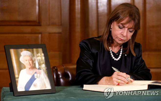 영국 여왕을 추모하고 있는 사켈라로풀루 그리스 대통령 [로이터 연합뉴스 자료사진. 재판매 및 DB 금지]