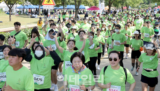 [이데일리 방인권 기자] 25일 오후 서울 여의도 한강공원 이벤트광장일대에서 열린 ‘제 16회 그린리본마라톤 페스티벌 대회’를 찾은 참가자들이 출발하고 있다.