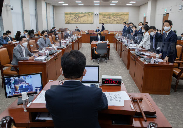 지난 23일 서울 여의도 국회에서 열린 교육위원회 전체회의에서 ‘2022년도 국정감사 증인 등 출석요구의 건’이 더불어민주당 의원들의 기립표결로 통과되고 있다.(사진=국회사진기자단 제공)