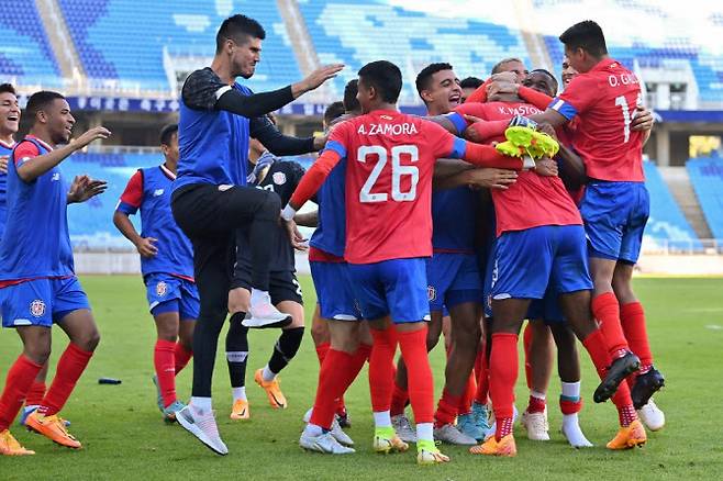 우즈베키스탄과 평가전에서 극적인 역전 결승골을 터뜨린 코스타리카 선수들이 서로 얼싸안으며 기뻐하고 있다. 사진=AFPBBNews