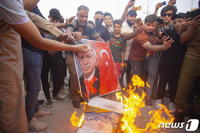 지난 7월22일(현지시간) 쿠르드족 시위대가 레제프 타이이프 에르도안 튀르키예(터키) 대통령의 사진을 불태우고 있다. ⓒ AFP=뉴스1 ⓒ News1 김예슬 기자