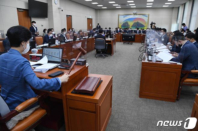 백혜련 정무위원장이 20일 국회에서 열린 정무위원회 전체회의를 주재하고 있다. (공동취재) 2022.9.20/뉴스1 ⓒ News1 허경 기자