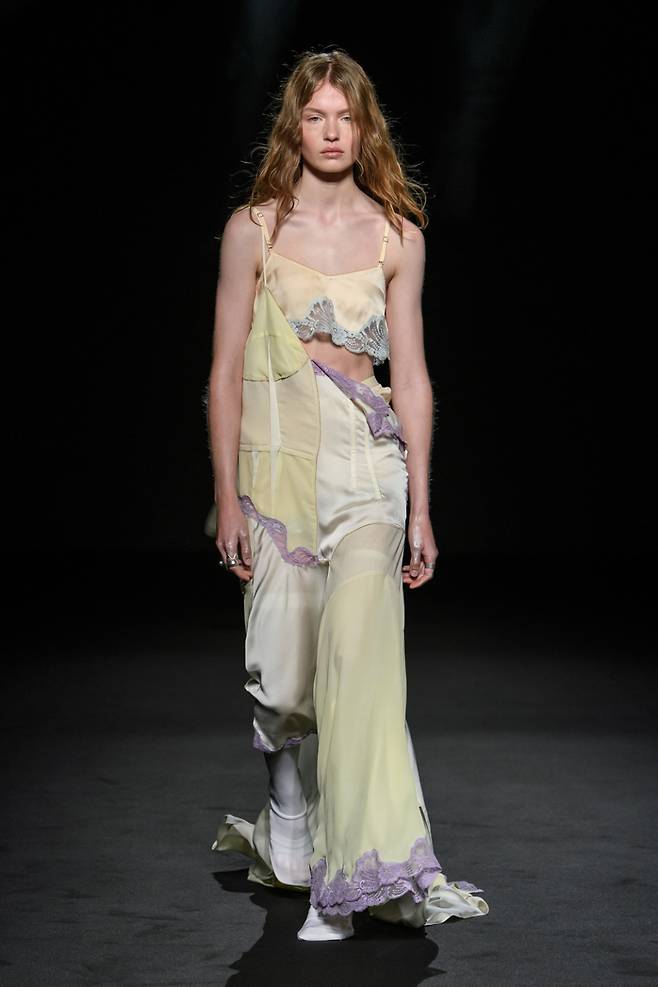 사진 : 이탈리아 패션 브랜드 스포트막스(SPORTMAX), 밀란 패션위크 2023 봄/여름 컬렉션 '부바 & 키키(Bouba & Kiki)' ⓒSPORTMAX