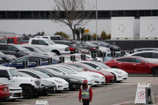 미국 캘리포니아 프리몬트 테슬라 공장에 주차된 테슬라 차량＜이미지출처:연합뉴스＞