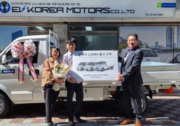 이브이케이엠씨(EVKMC)가 지난 3월 출시 이후 누적 판매량 1천대 달성을 기념, 27일 서울 사무소에서 마사다 밴 1천번 째 출고 이벤트를 가졌다고 밝혔다.