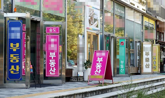 지난 21일 오후 인천시 연수구 송도국제도시 내 부동산 밀집 상가에 문이 활짝 열려 있다./연합뉴스