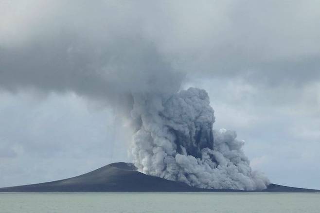 지난 2015년 통가 근처에서 폭발한 화산 ⓒ AP/뉴시스