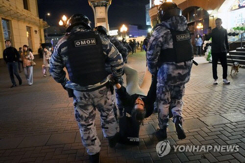 끌려가는 동원령 반발 시위대[AP 연합뉴스 자료사진]