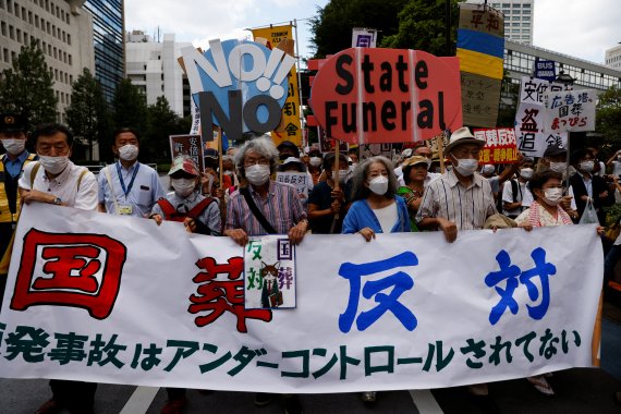 일본 시민들이 27일 도쿄에서 아베 신조 전 총리의 국장에 반대하며 시위하고 있다. /연합뉴스