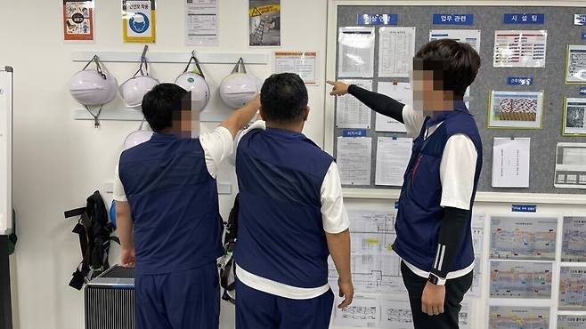 현대아울렛 시설팀 박아무개(왼쪽·중태), 이아무개(오른쪽·사망)씨 팀이 최근 근무교대에 앞서 안전근무를 다짐하고 있다. 대전 현대아울렛 제공