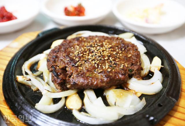 약채락 업소인 '황금떡갈비' 식당의 요리.