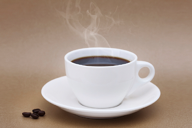 하루에 2~3잔의 커피가 사망률과 심혈관 질환의 발병 위험을 낮춘다는 새로운 연구 결과가 나왔다./사진=클립아트코리아