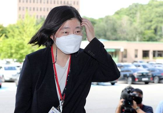 임은정 대구지방검찰청 부장검사가 지난달 16일 오전 '고소장 위조 부실수사' 등과 관련해 고발인 조사를 받기 위해 경기도 과천시 고위공직자범죄수사처로 출석하고 있다. 뉴스1.