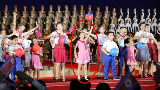 지난 8일 평양 만수대 언덕에서 진행된 북한 정권 수립 74주년 공연의 한 장면. 빨간색 원안의 어린이가 김정은 국무위원장의 둘째 딸로 추정되는 인물이다.