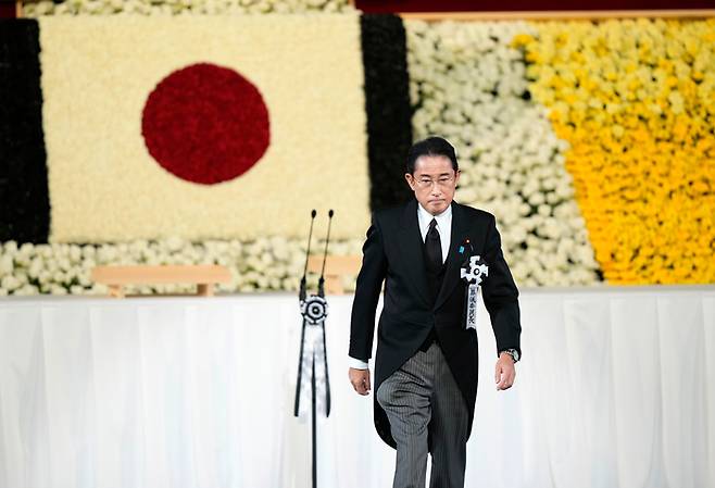 기시다 후미오 일본 총리가 27일 일본 도쿄 무도관에서 열린 아베 신조 전 총리의 국장에서 추도사를 낭독했다. AP연합뉴스