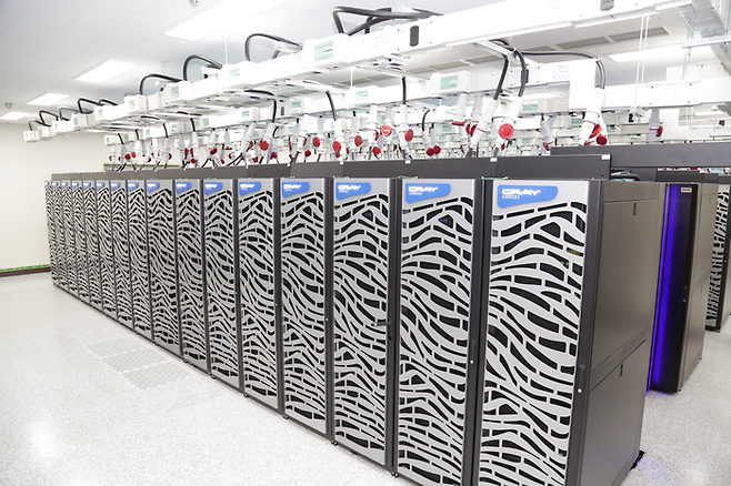 슈퍼컴퓨터 5호기인 ‘누리온’의 모습. 이보다 연산속도가 32배 빨라진 6호기 도입이 추진되고 있다. 한국과학기술정보연구원(KISTI) 제공